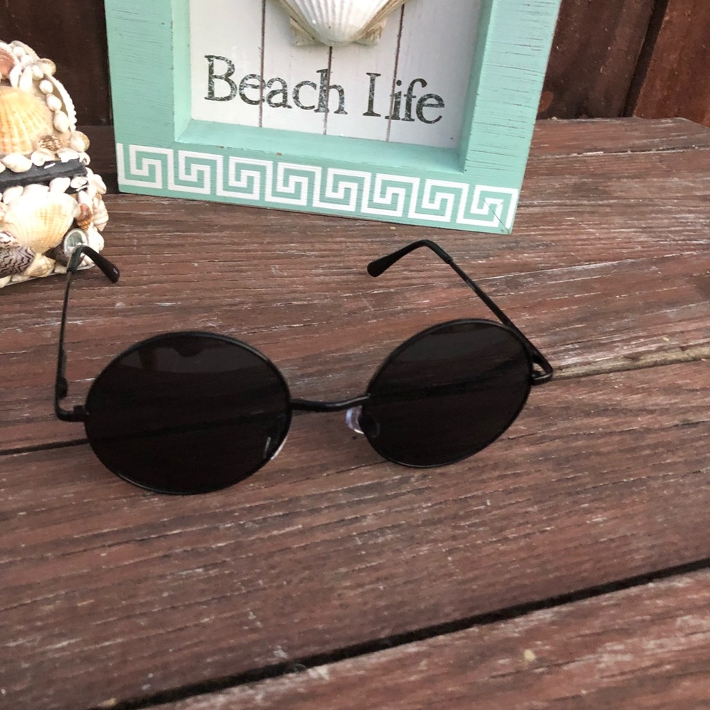Round sunglasses ๐ - Picture 2 of 7